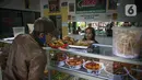 <p>Pekerja melayani pengunjung di rumah makan Warteg Bahari, Jakarta, Rabu (1/12/2021). Dalam salinan Inmendagri tersebut juga tertulis waktu makan maksimal selama 60 menit. (Liputan6.com/Faizal Fanani)</p>