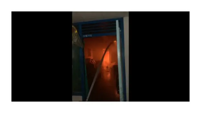 Kobaran api yang mucul dari dapaur salah satu warga setempat