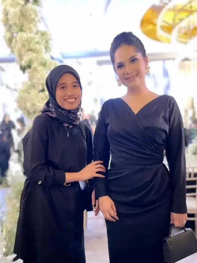 Gaya Glamor Annisa Pohan saat Hadir di Ulang Tahun Ala Alatas.