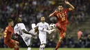 Gelandang Belgia, Nacer Chadli, berebut bola dengan gelandang Portugal, Manuel Fernandes, pada laga persahabatan di Stadion King Baudouin, Brussels, Sabtu (2/6/2018). Kedua negara bermain imbang 0-0. (AFP/John Thys)