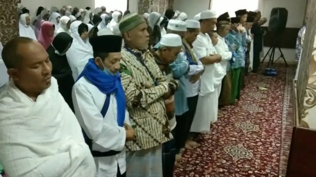 Jemaah Calon Haji Indonesia Lakukan Salat Gaib