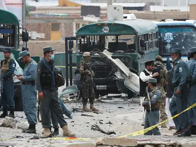Pasukan keamanan Afghanistan berjaga di lokasi serangan bom bunuh diri di pinggiran barat Kabul, Afghanistan, Kamis (30/6). Sebanyak 27 orang dikabarkan tewas dalam peristiwa naas tersebut. (REUTERS/ Omar Sobhani)