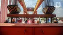 Pekerja Kereta Cepat Jakarta-Bandung (KCJB) menyelesaikan pemasangan girder box Casting Yard #1 di kawasan Jatibening Baru, Bekasi, Jawa Barat, Senin (27/6/2022). KCJB mengatakan pemasangan girder box dari arah Casting Yard #1 (CY #1) Jakarta sudah selesai pada 24 Juni 2022. (Liputan6.com/Faizal Fanani)