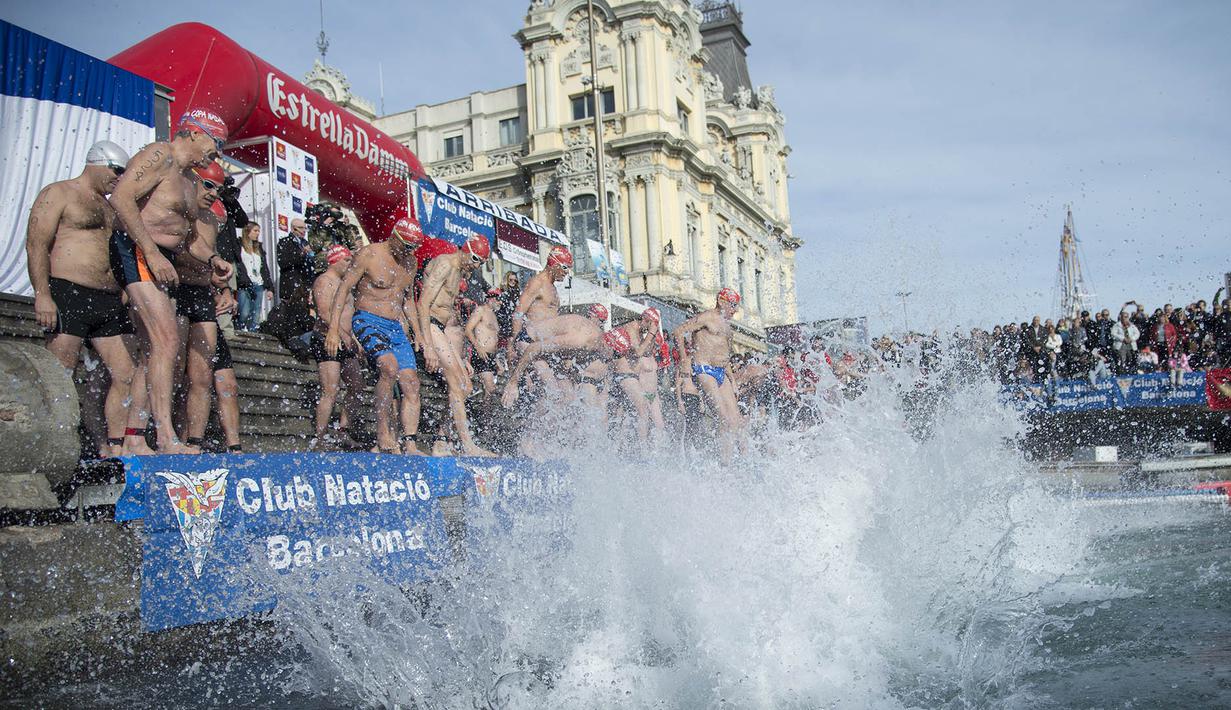 Sejumlah peserta memulai lomba Copa Nadal edisi ke-107. Para perenang menempuh jarak sejauh 200 meter pada lomba renang tradisional ini. (AFP/Josep Lago)