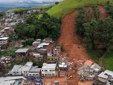Foto udara menunjukkan tim penyelamat mencari korban di tengah reruntuhan setelah tanah longsor akibat hujan lebat di lingkungan Barrio Parque Jardim Burnier, Juiz de Fora, Negara Bagian Minas Gerais, Brasil, pada 24 Februari 2026. (Pablo PORCIUNCULA/AFP)