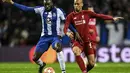 Duel antar Fabinho dan Moussa Marega pada leg kedua babak perempat final Liga Champions yang berlangsung di Stadion do Dragao, Porto, Kamis (17/4). Liverpool menang 4-1 atas Porto. (AFP/Paul Ellis)