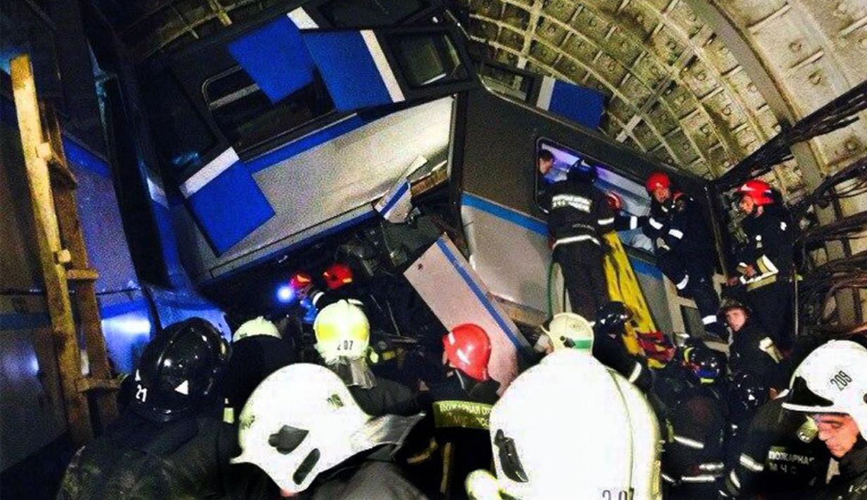 20 orang dinyatakan tewas setelah kereta bawah tanah tergelincir di sebuah terowongan antara Park Pobedy dan stasiun Slavyansky Bulvar, Moskow, (15/7/2014). (AFP PHOTO/Itar-Tass/Varya Valovil)