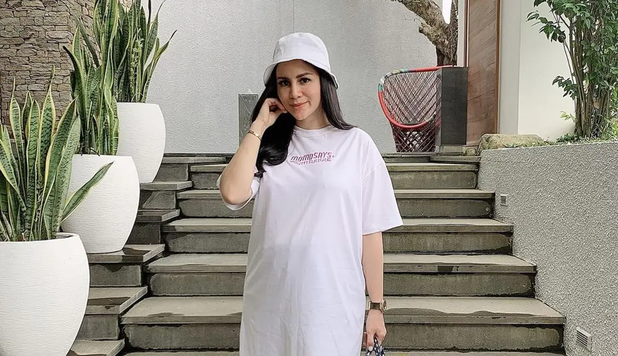 Melalui akun Instagram pribadinya, Momo sendiri beberapa kali mengunggah foto menggunakan bucket hat. Bahkan, topi yang dikenakannya pun selalu senada dengan gaya busananya. (Liputan6.com/IG/@therealmomogeisha)