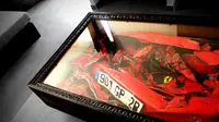 Rongsokan mobil Ferrari ini jadi dekorasi unik ruang tamu.