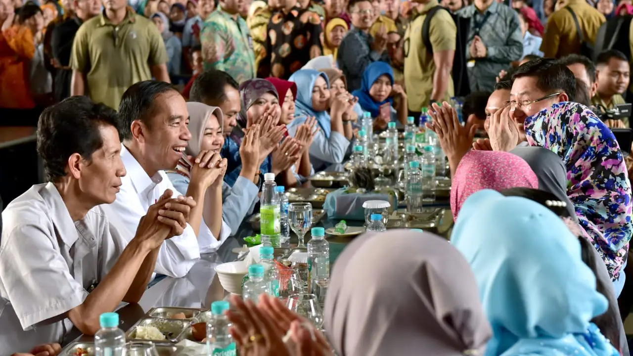 Jelang May Day, Presiden dan Menaker Makan Bersama Buruh Pabrik Sepatu