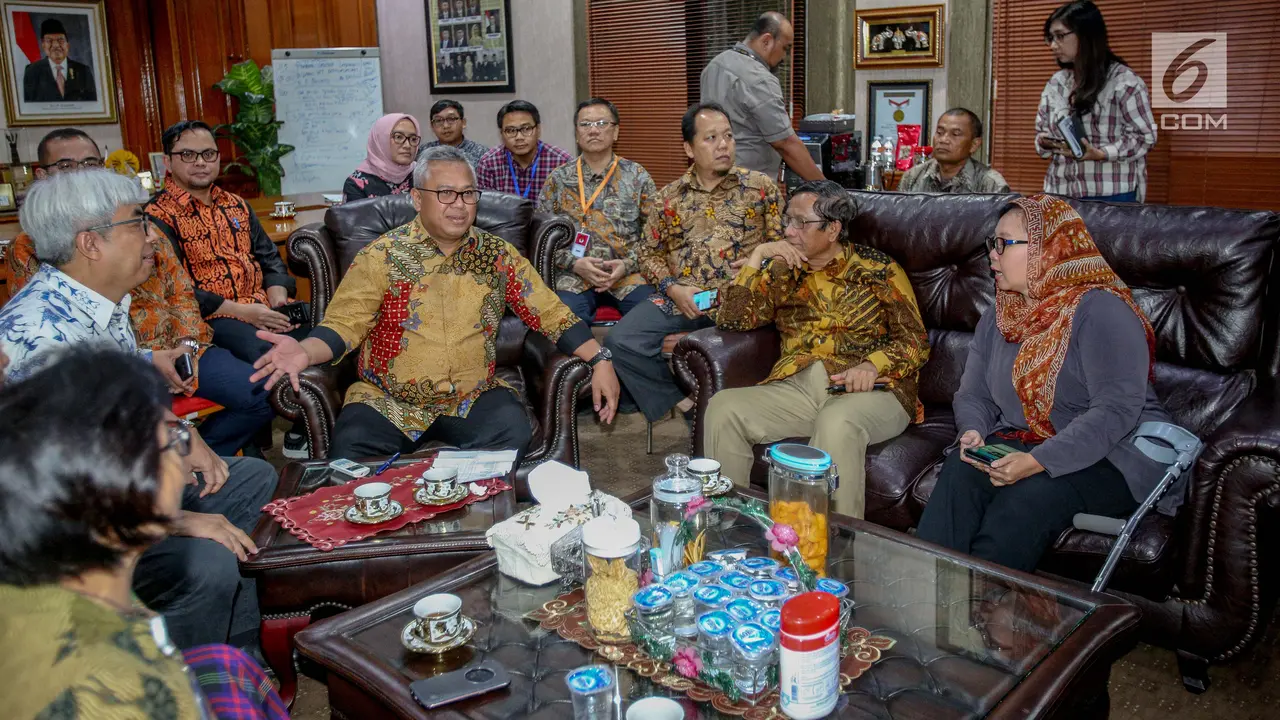 Beri Dukungan Moral, Mahfud MD Sambangi KPU