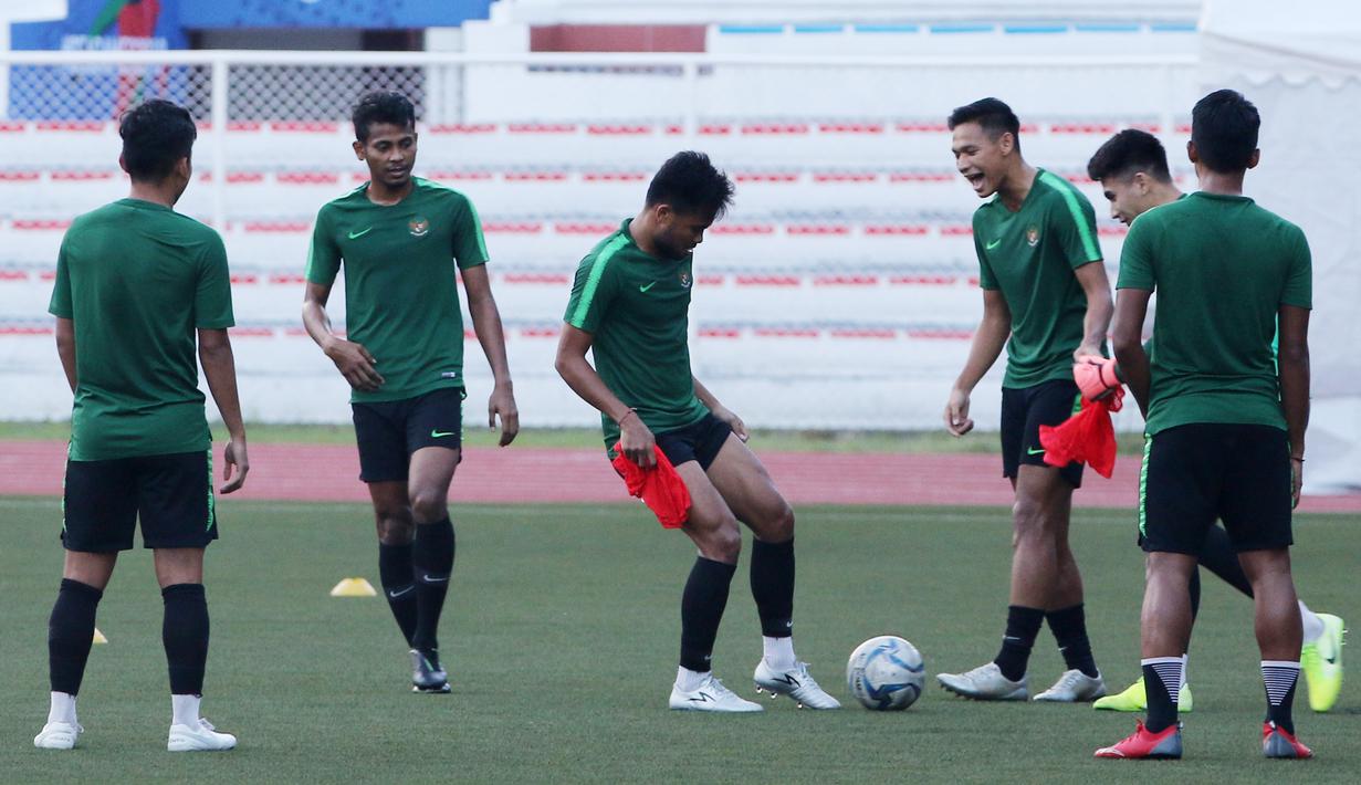 Para pemain Timnas Indonesia U-22 tampak ceria saat latihan di Stadion Rizal Memorial, Manila, Rabu (27/11). Latihan ini persiapan jelang laga SEA Games 2019 melawan Singapura U-22. (Bola.com/M Iqbal Ichsan)