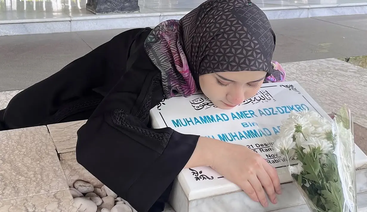 Kesedihan dan kerinduan mendalam terpancar dari unggahannya, yang menampilkan potret Nadzira Shafa memeluk erat batu nisan Ameer Azzikra. Selain ziarah, kunjungannya menjadi momen refleksi, mengenang perjalanan hidup bersama dan menghadapi kesepian setelah kepergian Ameer. (Liputan6.com/IG/@enazirashf_)