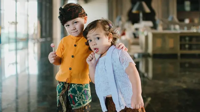 6 Potret Lucio Anak Stefan William Pakai Baju Tradisional Bali, Menggemaskan