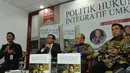 Direktur Utama Perum Jamkrindo Diding S Anwar (kiri) menjadi pembicara dalam bedah buku "Politik Hukum Integratif UMKM", Jakarta, Senin (29/9/2014) (Liputan6.com/Andrian M Tunay)