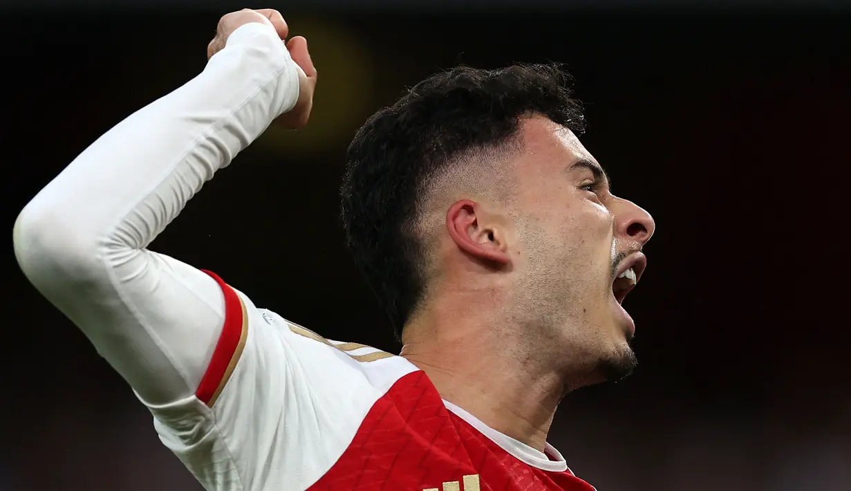 Ekspresi pemain Arsenal, Gabriel Martinelli saat melakukan selebrasi setelah mencetak gol kemenangan timnya atas Manchester City pada laga lanjutan Liga Inggris 2023/2024 yang berlangsung di Emirates Stadium, London, Inggris, Minggu (08/10/2023) malam WIB. Martinelli mencetak gol melalui tembakan keras dari luar kotak penalti yang berbelok setelah mengenai wajah Nathan Ake. (AFP/Adrian Dennis)