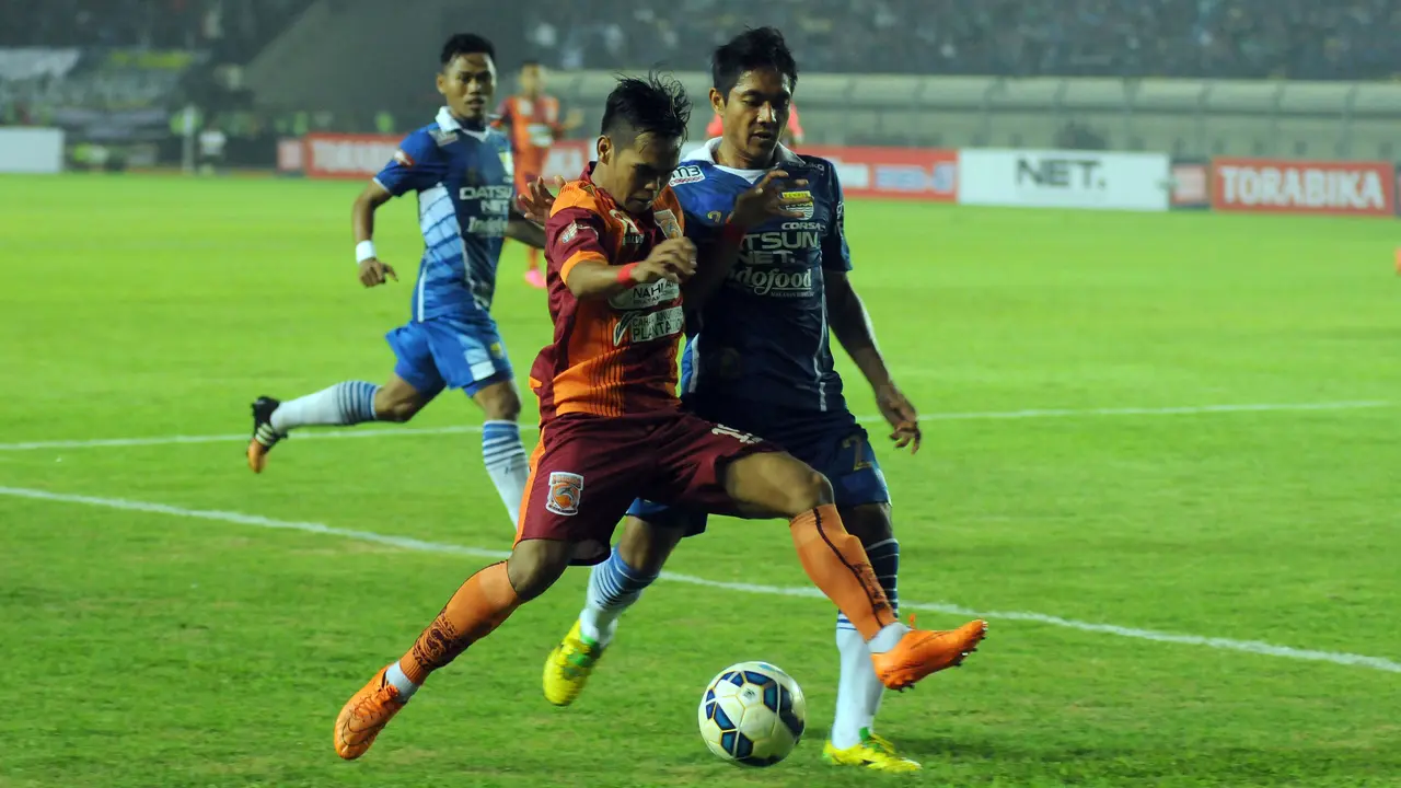 Bek Persib, Purwoko Yudi Pratomo (kanan) mencoba menahan penyerang PBFC Arpani di laga lanjutan Turnamen Piala Bhayangkara di Stadion Si Jalak Harupat, Bandung, Minggu (20/3/2016). Persib unggul 1-0 atas PBFC. (Liputan6.com/Helmi Fithriansyah)