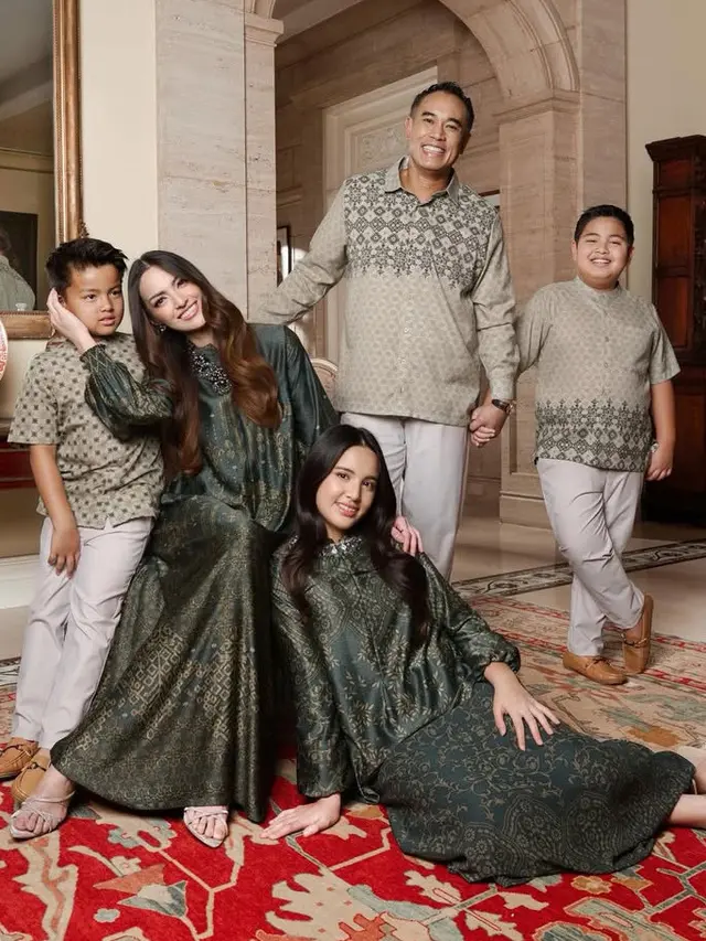 Tampilan Mikhayla Putri Nia Ramadhani Kanakan Baju Lebaran Sarimbit. [@geulis.id]