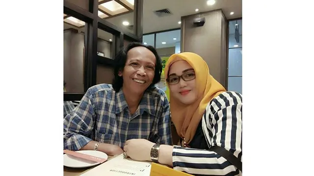 Kembali Dikaruniai Anak di Usia 54 Tahun, Ini 7 Potret Mesra Mandra dan Istri
