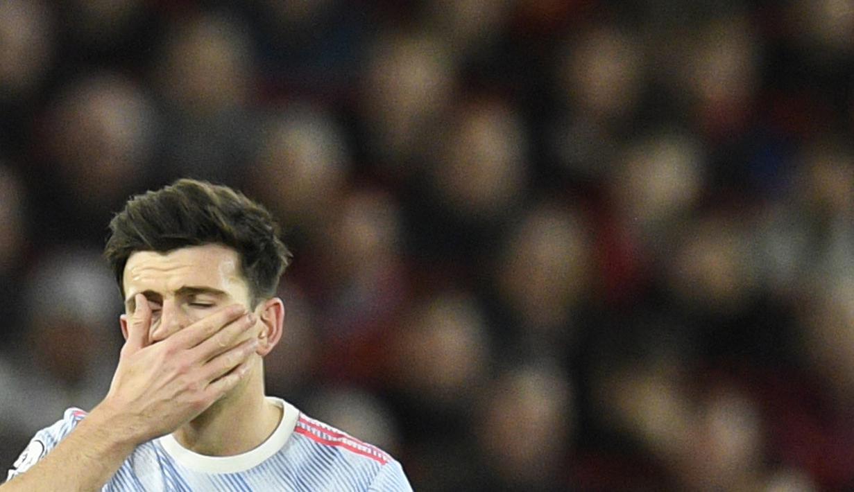 Harry Maguire lagi-lagi menjadi biang kerok kekalahan Manchester United dari Liverpool. Kebobolan empat bukti begitu rapuhnya pertahanan Setan Merah yang dikomandoi sang kapten tersebut. (AFP/Oli Scarff)