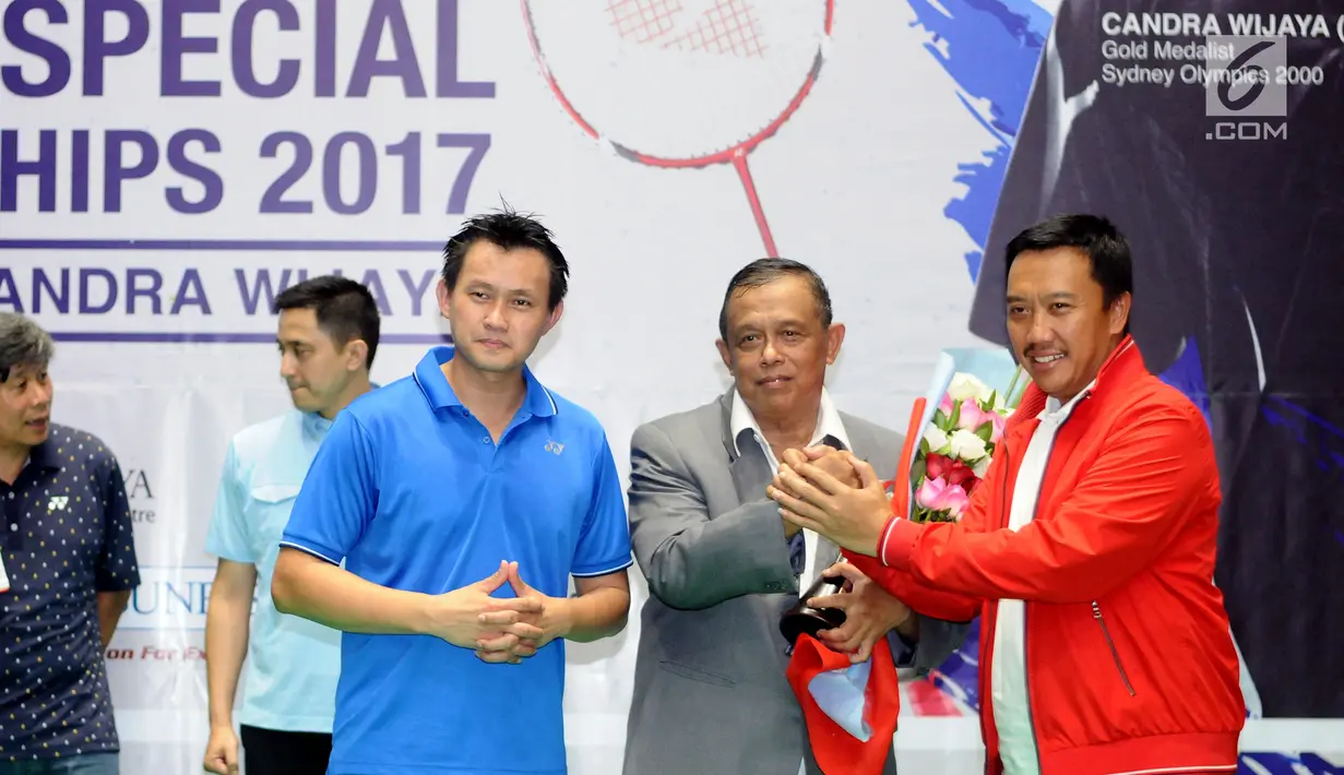 Mantan Ketua PBSI, Djoko Santoso (kedua kanan) menerima penghargaan tokoh bulu tangkis berprestasi versi CWIBC di Candra Wijaya Internasional Badminton Centre, Tangerang, Selasa (19/12). (Liputan6.com/Helmi Fithriansyah)