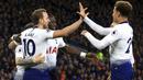 Para pemain Tottenham Hotspur merayakan gol yang dicetak oleh Harry Kane ke gawang Cardiff City pada laga Premier League di Stadion Cardiff City, Selasa (1/1). Tottenham Hotspur menang 3-0 atas Cardiff City. (AP/Mark Kerton)