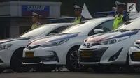 Polisi Lalu Lintas berada di antara mobil patroli saat mengikuti apel Operasi Patuh Jaya 2019 di Lapangan Polda Metro Jaya, Kamis (29/8/2019). Polda Metro Jaya menggelar operasi lalu lintas bersandi Operasi Patuh Jaya 2019 mulai dari 29 Agustus hingga 11 September 2019. (merdeka.com/Imam Buhori)