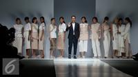 Desainer Toton bersama para model pada hari kedua Jakarta Fashion Week (JFW) 2016 di Senayan city, Jakarta, (25/10/2015). (Liputan6.com/Herman Zakharia)
