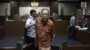 Terdakwa kasus korupsi E-KTP Made Oka Masagung usai menjalani sidang lanjutan di Pengadilan Tipikor, Jakarta, Selasa (23/10). Sidang beragendakan pemeriksaan terdakwa. (Liputan6.com/Herman Zakharia)
