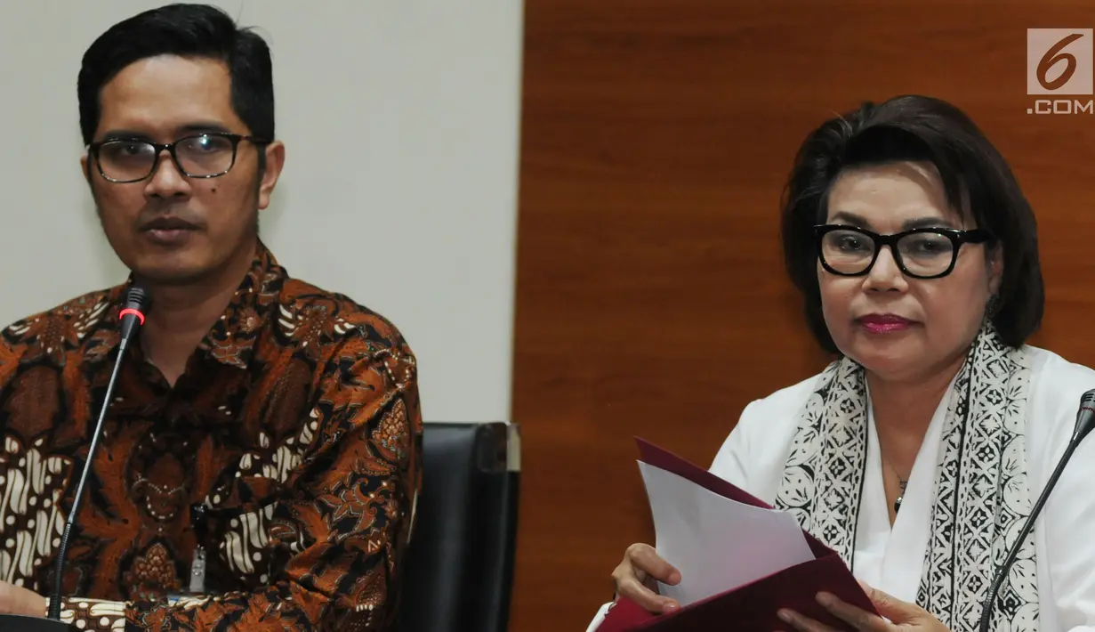 Wakil Ketua KPK Basaria Pandjaitan (kanan) didampingi Jubir Febri Diansyah memberikan keterangan tentang operasi tangkap tangan di Provinsi Aceh dengan barang bukti uang ratusan juta saat konferensi pers di Jakarta, Rabu (29/11). (Merdeka.com/Dwi Narwoko)
