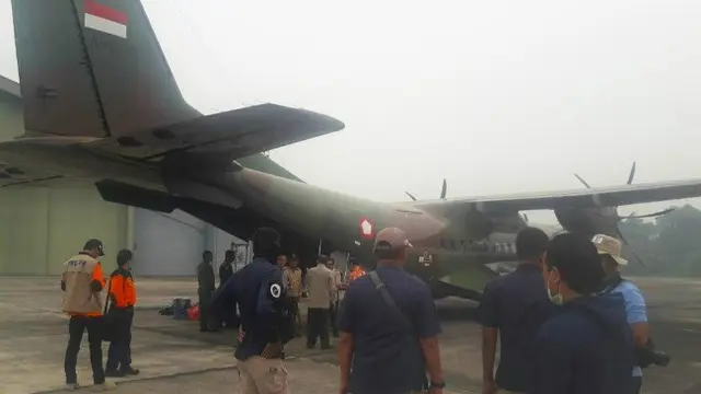 Pesawat Cassa memuat garam untuk disemai di awan agar menurunkan hujan guna mengatasi kebakaran lahan