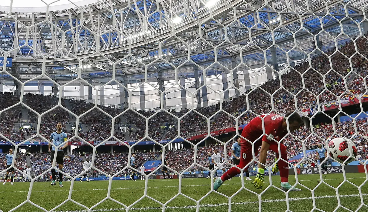 Proses terjadinya gol yang dicetak striker Prancis, Antoine Griezmann, ke gawang Uruguay pada laga perempat final Piala Dunia di Stadion Nizhny Novgorod, Nizhny Novgorod, Jumat (6/7/2018). Prancis menang 2-0 atas Uruguay. (AP/Natacha Pisarenko)