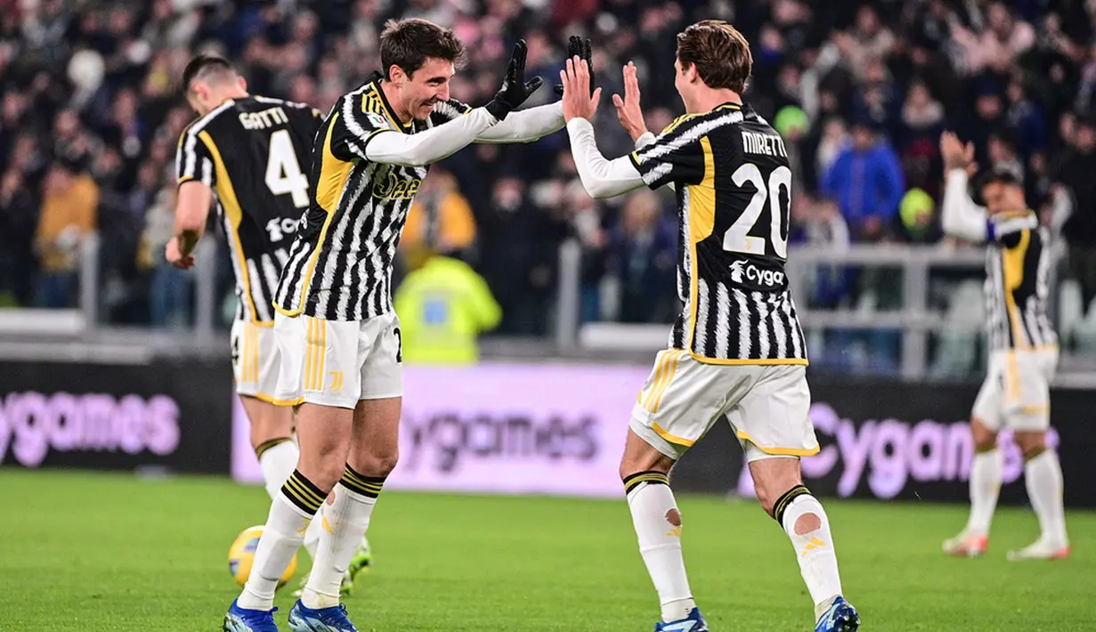 Salernitana sempat unggul lebih dahulu lewat gol cepat Chukwubuikem Ikwuemesi. Ikwuemesi menjebol gawang Juventus saat pertandingan belum genap berjalan satu menit setelah sebelumnhya memanfaatkan kesalahan Federico Gatti. (Marco Alpozzi/dpa via AP)