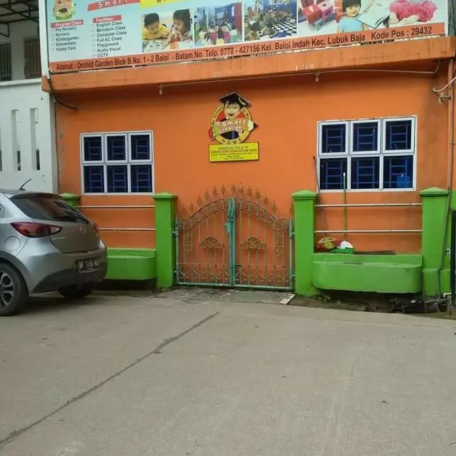 6 Potret Pagar Terhalang Tembok Ini Bikin Geleng Kepala, Cara Pasangnya Asal
