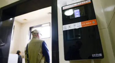 Sebuah dispenser tisu dengan kamera yang mampu mengenali wajah terpasang di toilet umum Temple of Heaven, Beijing, China, Selasa (21/3). Alat itu dipasang untuk memerangi para pencuri tisu toilet yang menjadi masalah serius di Beijing. (WANG Zhao/AFP)