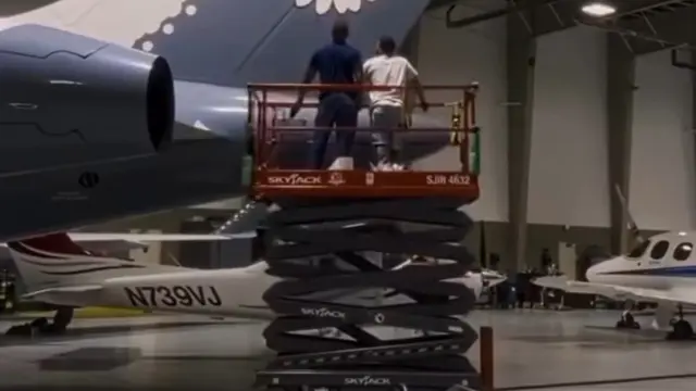 Ekor Private jet JACOB&CO X G-Dragon Ubermensch.  [dok. @8108108lowme, @xxxibgdrgn tiger_jae_ho, flyplanet9.com]