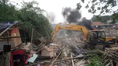 Bangunan liar di sekitar stasiun pasar Minggu saaat di bongkar oleh petugas, Jakarta, Selasa (30/12/2014). (Liputan6.com/Faizal Fanani)