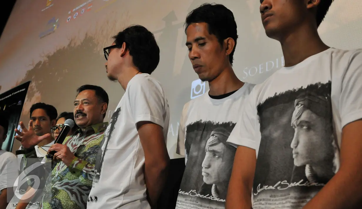 Produser Film Jenderal Soedirman Letnan Jenderal (Pur) Kiki Syahnakri menjawab pertanyaan dari awak media saat menghadiri jumpa pers sekaligus pemutaran perdana Film Jenderal Soedirman di Jakarta, Senin (24/8/2015). (Liputan6.com/Andrian M Tunay)
