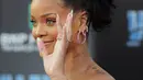 Melansir Ace Showbiz, OK! Magazine melaporkan bahwa keluarga Rihanna masih mengharapakn Chris Brown menjadi bagian dari keluarga mereka. Meskipun saat ini Rihanna berpacaran dengan Hassan. (AFP/NEILSON BARNARD)