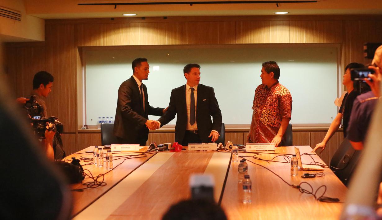 Delegasi FIFA-AFC James Johanson (tengah) berbincang dengan Sekjen PSSI Azwan Karim  dan Wakil Ketua PSSI Erwin Dwi Budiawan  di Kantor PSSI, Senayan, Jakarta, Selasa (3/11/2015). (Bola.com / Nicklas Hanoatubun)