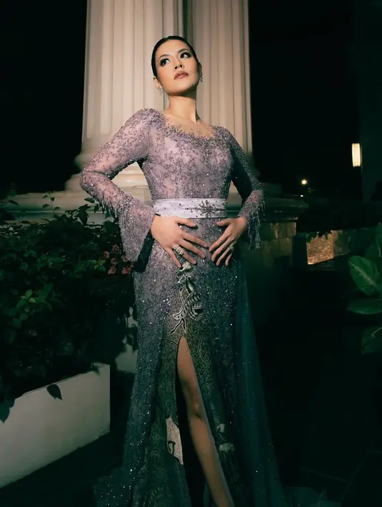 <p>Raisa baru saja menjadi penyanyi di sebuah pernikahan. Ia pun memilih tampil dengan kebaya yang membuatnya tampak anggun. [@raisa6690]</p>