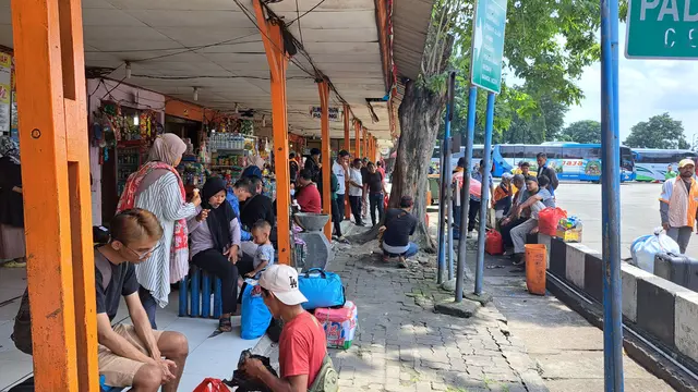 Calon penumpang di Terminal Kalideres, Jakarta Barat, Minggu siang (2/4/023). Sejumlah penumpang memutuskan mudik Lebaran lebih awal.