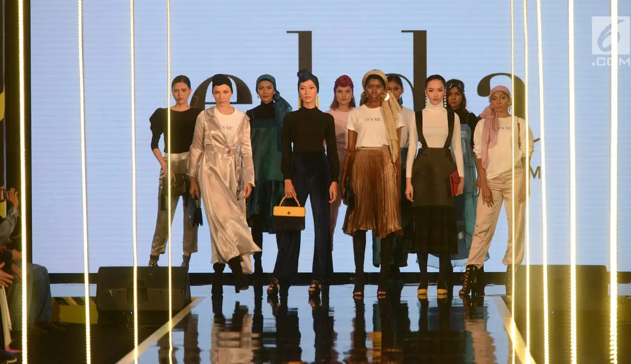 Model mengenakan busana koleksi brand Elda pada hari ketiga Jakarta Modest Fashion Week di Gandaria City, Jakarta, Sabtu (28/7). Brand dari Singapura itu menampilkan 10 looks tanpa hijab dengan tema yang colorful. (Kapanlagi.com/Bayu Herdianto)