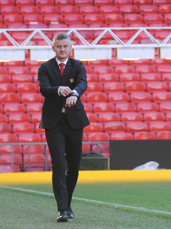Ole Gunnar Solskjaer tiba di lapangan saat konferensi pers terkait penunjukkan dirinya menjadi pelatih permanen Manchester United di Stadion Old Trafford, Inggris, (28/3). Solskjaer berhasil membawa MU meraih 14 kemenangan, dua hasil imbang, dan menelan tiga kekalahan. (AP Photo/Rui Vieira)