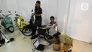 Mekanik menyelesaikan proses konversi motor listrik pada bengkel Elders Garage di basement Gedung Smesco, Jakarta, Selasa (20/12/20222). Konversi motor konvensional bermesin bensin ke listrik menjadi salah satu kebijakan yang dikeluarkan pemerintah. Untuk mempercepat tren elektrifikasi, pemerintah mendorong program konversi dengan memberikan subsidi Rp 6,5 juta.
(merdeka.com/Arie Basuki)