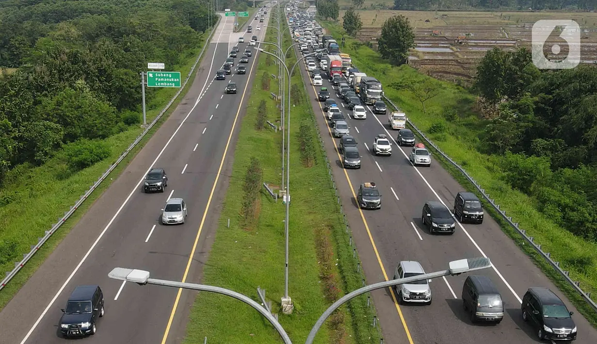<p>Kendaraan pemudik melintas saat penerapan kebijakan jalur satu arah atau one way di ruas Jalan Tol Cikopo-Palimanan, Subang, Jawa Barat, Jumat (29/4/2022). Kepadatan kendaraan pemudik masih terlihat di beberapa titik, meskipun kebijakan one way telah dilakukan sejak pagi hari Jumat ini dimulai dari KM 47 sampai KM 414 Tol Kalikangkung. (Liputan6.com/Herman Zakharia)</p>