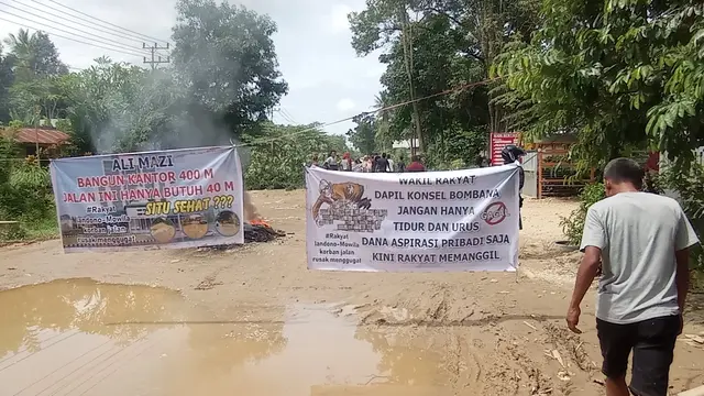Warga Desa Amotowo Kecamatan Landono Konawe Selatan kesal jalan rusak bertahun-tahun, mereka menebang pohon sehingga pengendara lainnya tidak bisa melintas, Senin (21/11/2022).(Liputan6.com/Ahmad Akbar Fua).