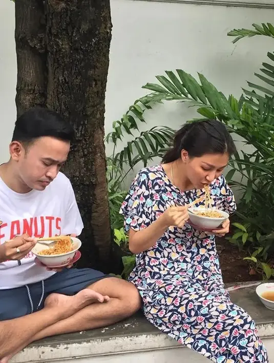 Gaya penampilan Sarwendah saat di rumah sangat sederhana. Ia memakai daster di kesehariannya yang menjadi bukti bahwa eks Cherrybelle ini memang sosok yang sederhana. Ruben pun sangat merasa senang dengan sifat sang istri yang sederhana, tak manja dan tak gengsi melakukan hal-hal yang tak bersentuhan dengan dunia glamor. (Liputan6.com/IG/sarwendah29)