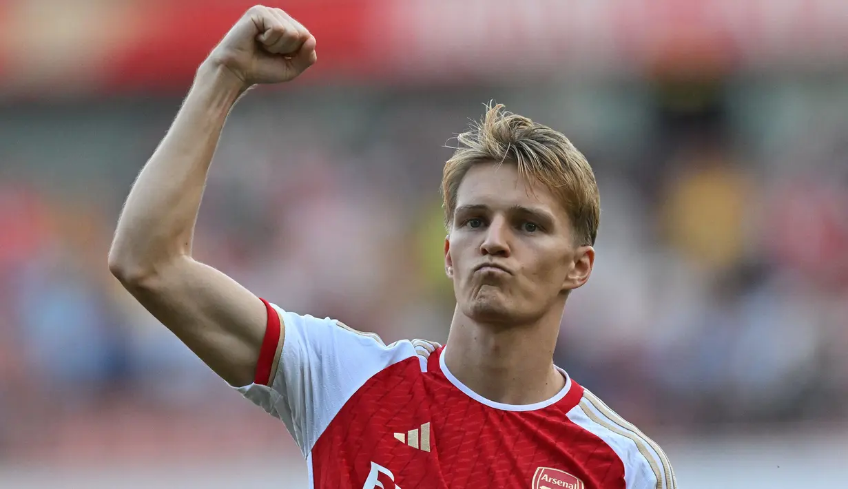 Martin Odegaard menjadi kapten tim termuda ketiga di liga top Eropa musim 2023/2024 bersama Arsenal di Liga Inggris. Saat ini pemain yang berposisi sebagai gelandang serang dan telah membela The Gunners sejak awal musim 2021/2022 masih berusia 24 tahun. Ia dipercaya menjabat kapten Arsenal sejak awal musim 2022/2023 menggantikan Alexandre Lacazette yang habis kontrak pada akhir musim 2021/2022. (AFP/Glyn Kirk)