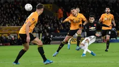 Gelandang Manchester United, Andreas Pereira menendang bola dibayangi pemain Wolverhampton Wanderers pada babak ketiga Piala FA di Molineux, Sabtu (4/1/2020). Wolverhampton dan MU dipaksa untuk melakukan laga ulangan di Old Trafford setelah bermain imbang tanpa gol. (AP/Rui Vieira)